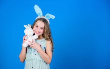 Mübarek bir Paskalya. Paskalya bunny tavşan. Küçük çocuk ile şirin oyuncak. Küçük çocuk Paskalya tavşanı tarzı oyuncakla oynamak. Sevimli kız ve tavşan oyuncak. Tavşan kulakları Paskalya oyuncak, kopya alanı ile küçük kız