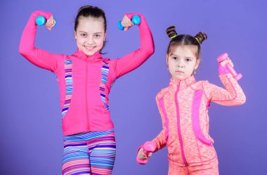 Aktif yaşam tarzı. Spor ve fitness çocuklar için. Şirin kız spor salonu fitness egzersizleri dumbbells ile yapıyor. Küçük çocuklar fiziksel fitness geliştirmek. Küçük kız fitness eğitimi ağırlıkları ile keyfini çıkarın.