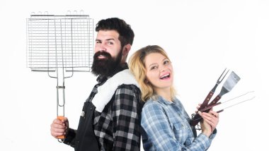 Ev yapımı Barbekü için idealdir. Sakallı adam ve pişirme rendeleyin tutan şirin kız. Mutlu çift ızgara sahip ızgara için rendeleyin. Yenilikçi ve kadınla araçları rendeleyin. Barbekü Barbekü partisi için rendeleyin