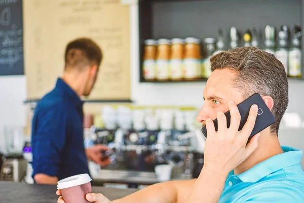 Café para ir opção útil para pessoas ocupadas. Liga ao amigo para beberem juntos. Guy ocupado falar telefone enquanto relaxa coffee break. Prontos para te ouvir. Homem segura xícara de bebida enquanto conversa móvel — Fotografia de Stock