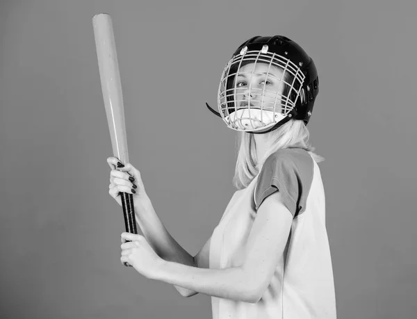 Concepto de jugador femenino de béisbol. Rompe el estereotipo deportivo. Mujer disfrutar del juego de béisbol. Chica segura de sí misma bonita rubia usar casco de béisbol y mantener el bate sobre fondo azul. Mujer en deporte de béisbol — Foto de Stock