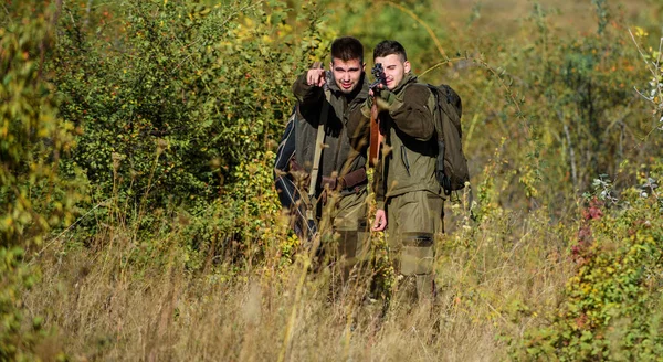 Fuerzas del ejército. Camuflaje. Uniforme militar. Cazadores de hombres con rifle. Campamento de entrenamiento. Habilidades de caza y equipo de armas. Cómo convertir la caza en hobby. Amistad de hombres cazadores. en busca de presas —  Fotos de Stock