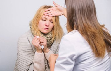 Tıbbi muayene. Doktor ve hasta kavramı. Yetişkin ateş belirtileri. Tedavi ve ne zaman doktor aramak için. Doktor kadın hasta kişi inceleyin. Ev ziyaret Doktor hizmeti. Soğuk belirtileri tanımak