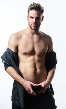 Baştan çıkarıcı maço seksi hissediyor. Çekici seksi vücut. Onun çekiciliğini kendinden emin. Zaman değişim giysi. Adam yakışıklı seksi soyuyor. Hipster seksi kas gövde elbiselerini al. Unleashed arzu