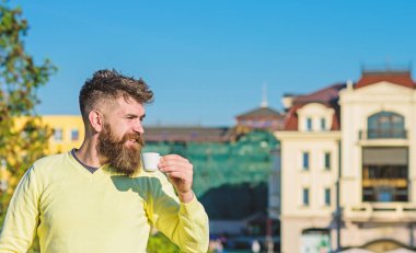 Uzun sakallı kahve keyfini çıkarın. Sabah kahve kavramı. Sakallı adam ile küçük kupa, kahve içiyor. Sakal ve bıyık yüz içecekler kahve defocused balkon, kentsel arka plan, gülümseyen üzerinde olan adam