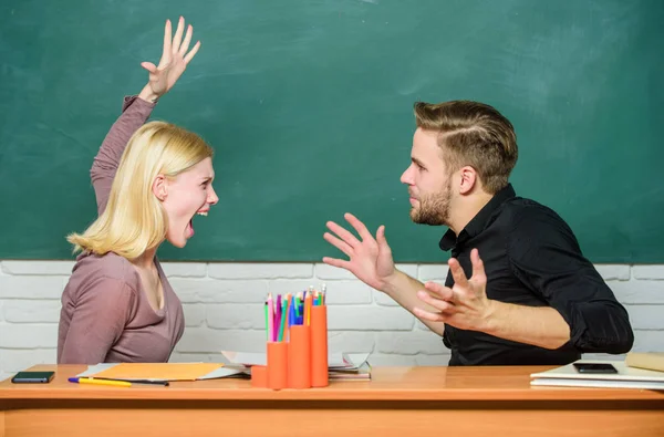 Oposición directa. Pareja discutiendo en clase. Mujer enojada yendo al hombre con los puños. El maestro y el maestro están en disputa. Estudiantes universitarios o universitarios de vuelta a la escuela. Educación secundaria — Foto de Stock