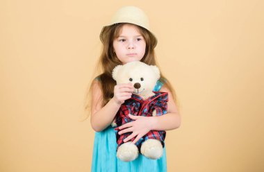 Onun benim oyuncağım. Küçük çocuk oyuncak ayı oyuncak sarılma. Sevimli kız çocuğu sevimli doldurulmuş hayvan bebek ile. Küçük kız tutarak yumuşak oyuncak. Oyuncak oyunda kullanılır