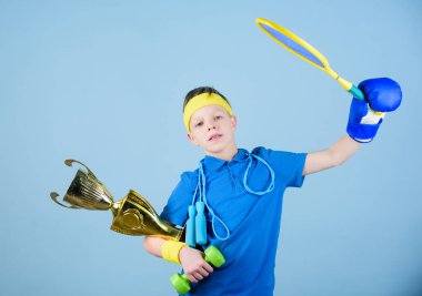 başarı. Çocukluk etkinlik. Mutlu çocuk sporcu tutun şampiyon Kupası. Jimnastik salonu iş genç çocuk. Fitness ve diyet. Enerji. Spor ve sağlık. Fitness için adanmış. Fitness rejim. Fitness çocuk