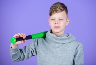 Jimnastik salonu iş genç çocuk. Çocuk sporcu. Fitness diyet sağlık ve enerji getiriyor. Sopası ile beyzbol oyuncusu. Başarı. Çocukluk etkinlik. Spor oyunu. Kazanmak için mücadele. başarı kutluyor. Ben hep kazanırım