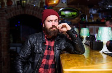 Bar içki içip dinlenmek için rahatlatıcı yerdir. Sakallı adam karanlık çubuğundaki boş zaman harcamak. Acımasız yalnız hippi. Acımasız hipster sayaç bar oturup adam sakallı. Cuma akşamı. Hipster bar, rahatlatıcı