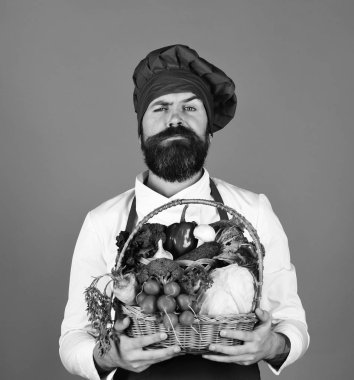 Kırmızı zemin üzerine sakallı adam. Kibirli yüz ile pişirmek