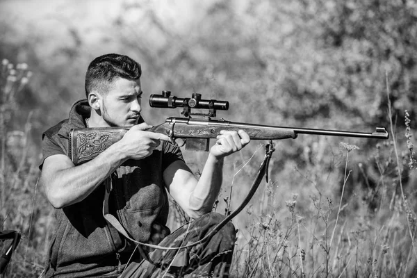 Lovecké zbraně pistole nebo pušky. Lovecký terč. Při pohledu na cíl pomocí sniper rozsah. Muž lovec míření puška přírodní pozadí. Lovecké schopnosti a zbraně zařízení. Guy lov přírodní prostředí — Stock fotografie