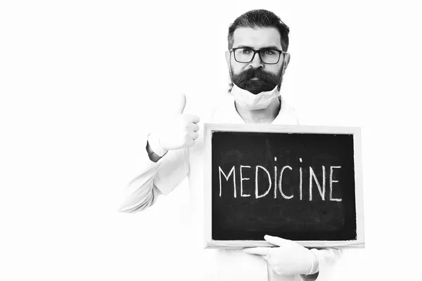 注射器と医学の碑文とボードを保持しているひげそりの白人医師 — ストック写真