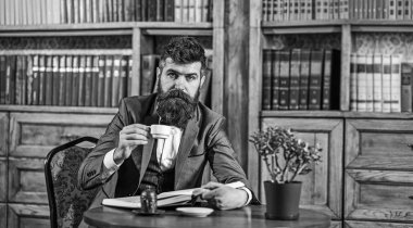 adam eve librar, kitap, kahve, fincan, kitap okuma.