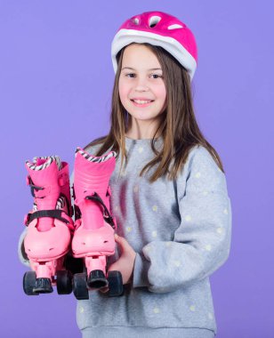 Patenler ile mutlu bir çocuk. Küçük kız paten sahiptir. Fitness Sağlık ve enerji. yarış egzersiz bir genç kız. Paten. Serbest stil. Spor başarı. Samimi eğlenceli. çocuk için tekerlekli paten