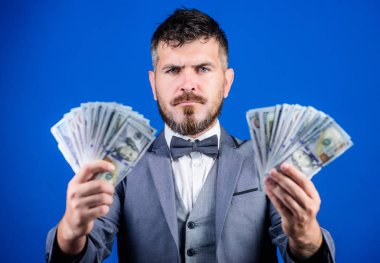 Mali geleceği sağlanması. Sakallı adam tutun nakit para. Para birimi broker para bohça ile. Kendi iş ile para yapma. İş başlangıç kredi. Zengin işadamı bizimle dolarlık banknotlar