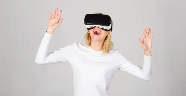 Nő Vr-eszközzel. A nő figyelte a virtuális valóság látás. Nő visel a virtuális valóság szemüveg. Pixelated. — Stock Fotó