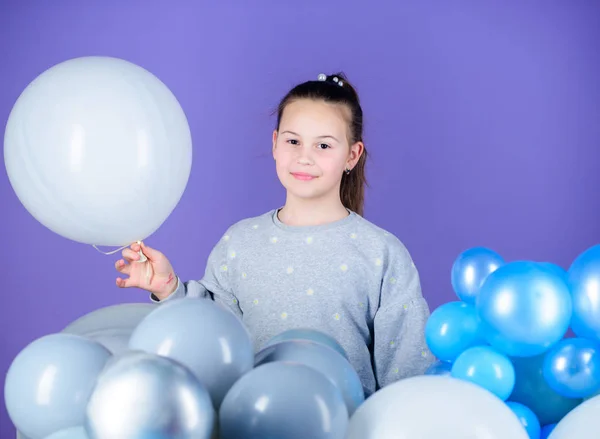 Tutti quei palloncini per me. Felicità emozioni positive. Ossessionato dai palloni aerostatici. Mi diverto. Festa a tema dei palloncini. Ragazza giocare con palloncini d'aria. Festa di compleanno. Giornata dei bambini. infanzia spensierata — Foto Stock