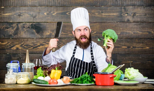 Meine Küche meine Regeln. Bio-Lebensmittel. Koch verwendet frisches Bio-Gemüse für die Gerichte. Vegetarisches Essen. Nur frische Zutaten. Mann bärtiger Hipster kocht frisches Gemüse. frischeste Zutaten — Stockfoto