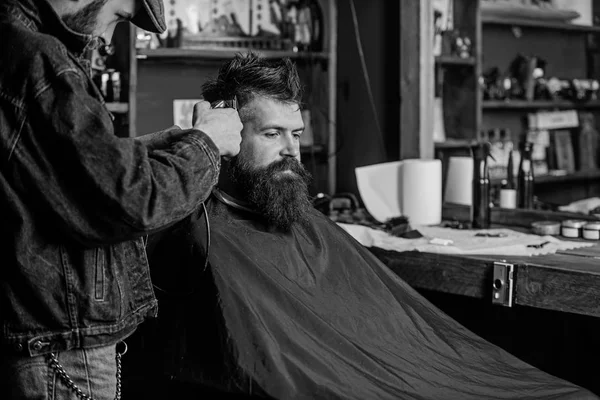 Hipster yaşam tarzı kavramı. Hipster istemci Başlarken saç kesimi. Saç kesme makinesi çalışmalarına hipster, berber arka plan için saç modeli ile berber. Sakallı istemci Tapınağı clipper kırpma kıllı Kuaför