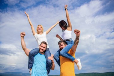 Kadın ve erkek Müzik Festivali tadını çıkarın. Tatil ve hobi. Ünlü Festivali tatil sırasında ziyaret edin. Rock Müzik Festivali. Özgürlük hissediyorum. Çiftler dans. Arkadaşlar eğlenmeye açık hava festivali yaz