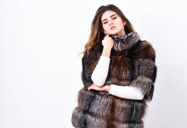 Kürk mağaza modeli sıcak yumuşak kabarık ceket yaka ile keyfini çıkarın. Kadın makyaj ve saç veya samur vizon kürk manto poz. Kürk moda kavramı. Kış elit lüks kıyafetler. Kadın kahverengi kürk manto