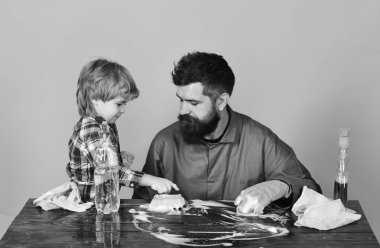 Ahşap masa temizlik baba ile çocuk. Adam şirin çocuk ile.