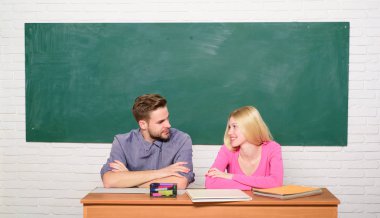 Kolej veya üniversite okuyor. Ücretsiz program uygulanır. Kaç arkadaş üniversite okuyan öğrenciler. Üniversite hayatının tadını çıkarıyor. Adam ve kız sınıfta masada otur. Onların aklında doğru cevap