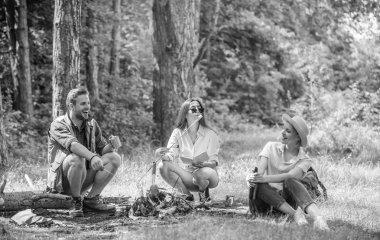 Var snack için bir ara verelim. Şirket yürüyüşçü kavurma Marshmallow aperatifler piknik. Şirket arkadaşlar Kavrulmuş Lokum Aperatif doğa arka plan hazırlamak. Yürüyüşçüler gelenekleri. Hafta sonu harika vakit