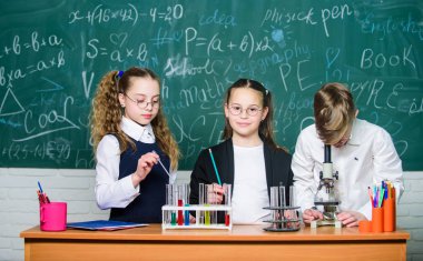 Kimya donatım. öğrencilerin laboratuar mikroskobu ile biyoloji deneyleri yapıyor. Sadece öğrenme kimya laboratuvar çocuklar. Kimya eğitimi. Mutlu çocuklar. Kimya dersi. Ben işimi seviyorum