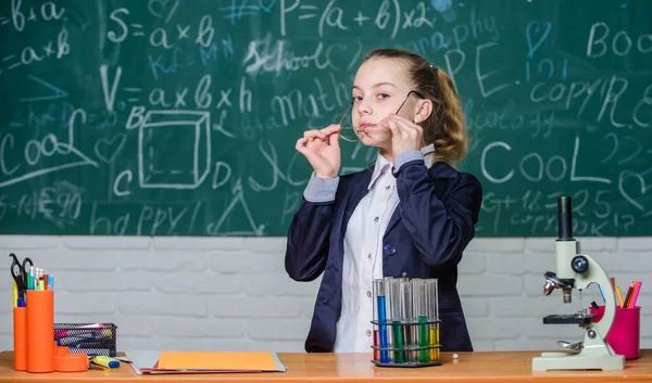 Biologie en scheikunde lessen. Schoolklassen. Observeren van chemische reacties. Chemische reactie veel spannender dan theorie. Meisje werken chemische experiment. Pedagogisch experiment. Natuurwetenschappen — Stockfoto