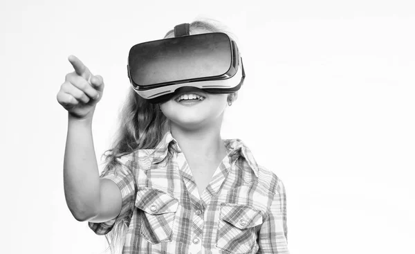 Menina bonito criança com cabeça montada exposição no fundo branco. Educação virtual para alunos da escola. Obtenha experiência virtual. Conceito de realidade virtual. Kid explorar tecnologia moderna realidade virtual — Fotografia de Stock