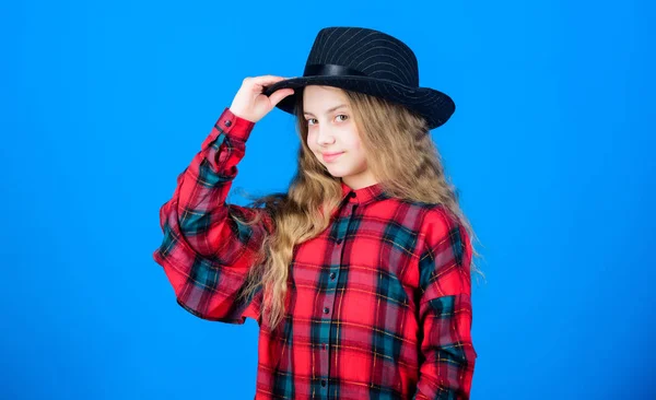 Bonito atuendo de moda. Feliz infancia. Concepto de moda infantil. Mira mi estilo de moda. Tendencia de moda. Qué elegante estoy con este sombrero. Chica linda niña usar sombrero de moda. Pequeña fashionista —  Fotos de Stock