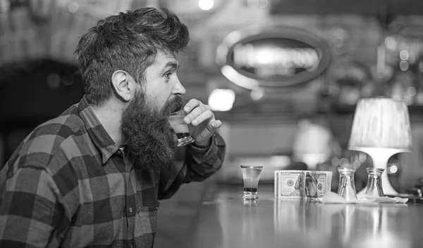 Мужчина с веселым лицом сидит один за барной стойкой . — стоковое фото