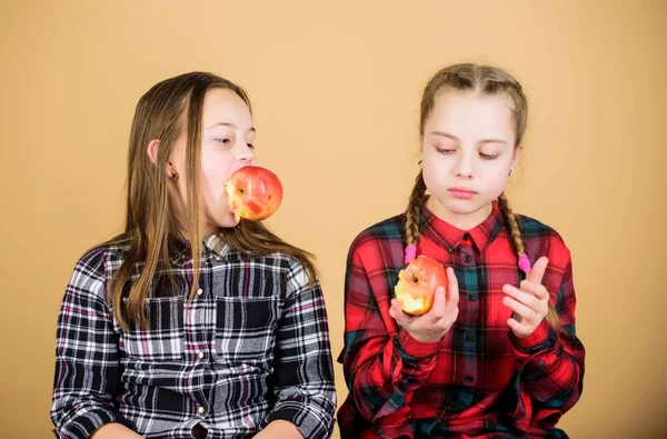 Εστιάζοντας στην δίαιτα και υγιεινή διατροφή. Μικρά παιδιά τρώνε μήλα στη δίαιτα ημέρα. Χαριτωμένο κοριτσάκι να κάνει δίαιτα με φρέσκα φρούτα. Να κάνει δίαιτα για την καλλιέργεια των παιδιών — Φωτογραφία Αρχείου