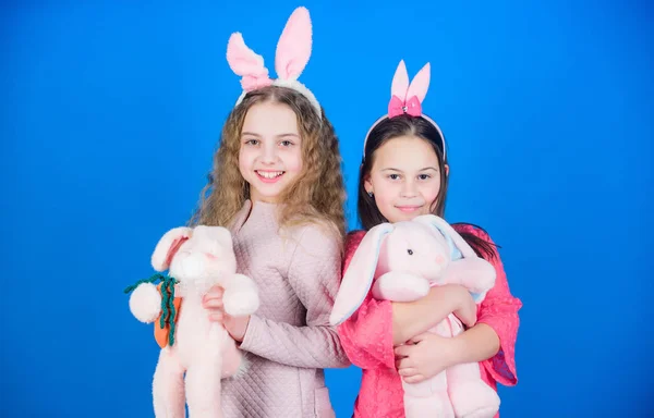 Bunny family. Children in rabbit bunny ears. Egg hunt. Family and sisterhood. Little girls with hare toy. family holiday. Spring holiday party. Happy easter. Playful Easter rabbit. Family bonds — Stock Photo, Image