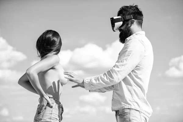 Hipster man spelen virtuele seks spel hmd of vr-bril. Virtuele seksuele activiteit. Man touch sexy naakte erotische borsten virtuele meisje. Verken cyberseks. Virtuele seks spel. Intieme sensatie concept — Stockfoto