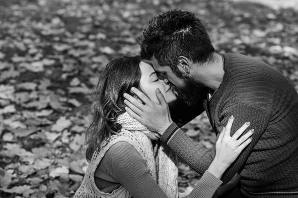 Дівчина і бородатий хлопець або щасливі коханці на побаченні поцілунок . — стокове фото