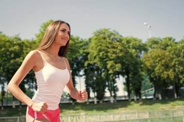 Arena yolunda koşan kadın.