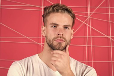 Erkeklik kavramı. Tüylü, düşünceli bir yüzü olan, pembe bir geçmişi olan bir adam. Sakallı ve çekici bir adam. Sakallı ya da traşsız adam yakışıklı ve bakımlı görünüyor.