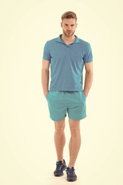 Aktif Giyim ve spor ayakkabı beyaz izole adam. Sporcu tam uzunluğu. Zinde ve kendinden emin. Spor moda ve stil. Eğitim ve egzersiz etkinlik. Sağlıklı yaşam için kişisel antrenör. Diyet.