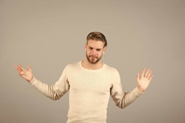 Ben bıktım. Beni rahat bırak. Adam umutsuz yakışıklı tıraşsız şık maço, gri arka plan yorgun. Adam yaşam sorunları ile beslenir. Adam sorunlar şanssız umutsuz hasta pes