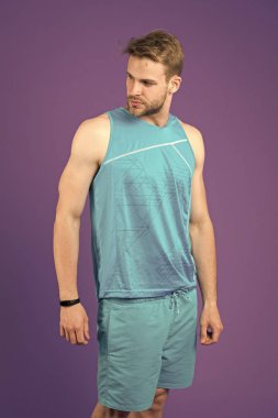 Bizim yaşam spordur. Adam sportif kıyafeti günlük eğitim için hazır. Sporcu her gün eğitim pedometer ile. Spor aksesuar olarak akıllı izlemek yardımcı olur denetim hayat işaretleri her gün eğitim sırasında