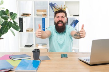 Office kralı. Bölüm Başkanı. Adam Yöneticisi işadamı girişimci aşınma altın taç sakallı. Üst yönetici merkez ofisi. Zafer zevk emin patron. Baş ve patron kavramı. Büyüklük kompleksi
