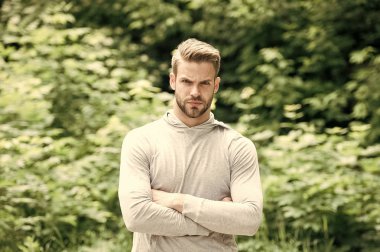 Kollu atlet yaz parkta geçti. Güçlü adam temiz hava eğitim için hazır. Güneşli üzerinde uygun ve kendine güvenen maço açık. Spor ve egzersiz etkinlik. Sağlıklı yaşam ve welness