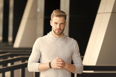 Yeni teknoloji ve gelecekteki yenilikler. Sporcu aşınma pedometre bilezik yandan Stadı. Adam onay egzersiz sonuçları uygun. Saat kaç. Teknolojileri Eğitimi kolaylaştırmak. Zamanında göz kulak