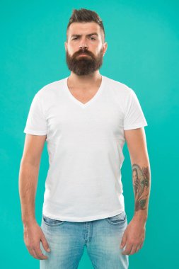 Sıkı ve ciddi. Sakal moda ve Kuaför kavramı. Adam hipster şık sakal turkuaz arka plan sakallı. Kuaför ipuçları sakal korumak. Şık sakal ve bıyık bakım. Hipster görünüm