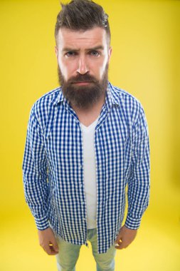 Neden bu kadar ciddisin. Sakal moda ve Kuaför kavramı. Adam hipster sakal sarı arka plan sakallı. Kuaför ipuçları sakal korumak. Şık sakal bıyık bakım. Hippi görünümü. Duygusal ifade