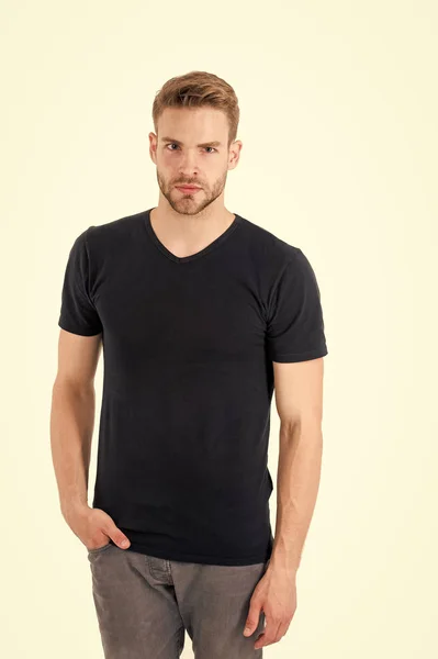 Macho aislado en blanco. Hombre con aspecto moderno. moda para hombres. Hombre barbudo con mirada seria. Viernes negro y venta. Casual en estilo. Guapo y confiado — Foto de Stock