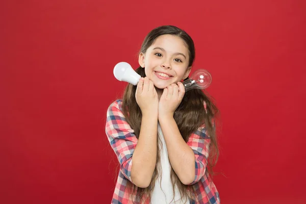 Meisje schattig kind met lange haren houdt lampen. Idee en creativiteit. Vers idee van jeugd generatie. Iets op haar hoofd. Kind meisje blij met het idee. Idee en brainstormen concept — Stockfoto